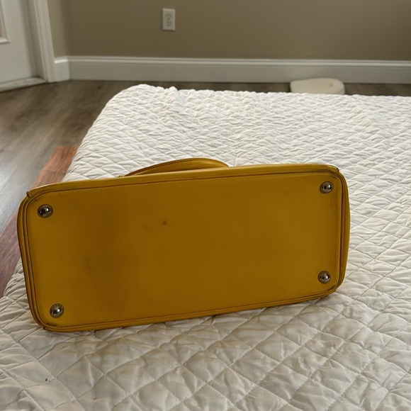 Prada Borsa a Mano Color:  Sole Material: City Calf.  Size: 13”x10”x 6” - Picture 4 of 8